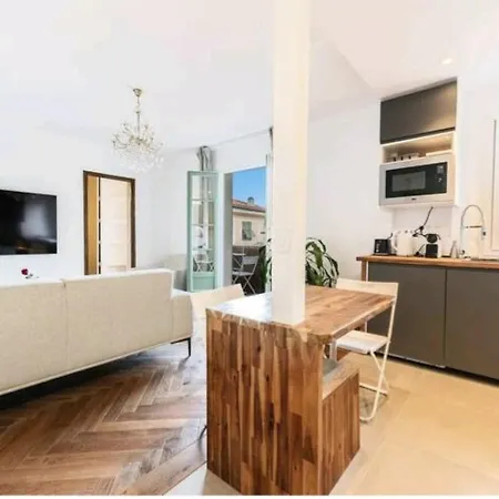 Appartamento Chic At Port 2 With Private Bathrooms & Ac *